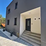 Black & White - Heated Pool * Pula