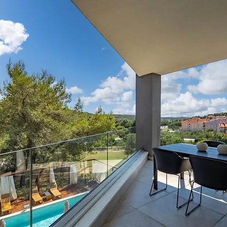 Villa Black & White - Heated Pool