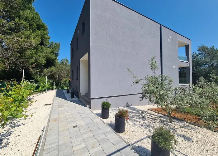 Black & White - Heated Pool *