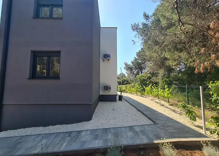 Villa Black & White - Heated Pool Pula