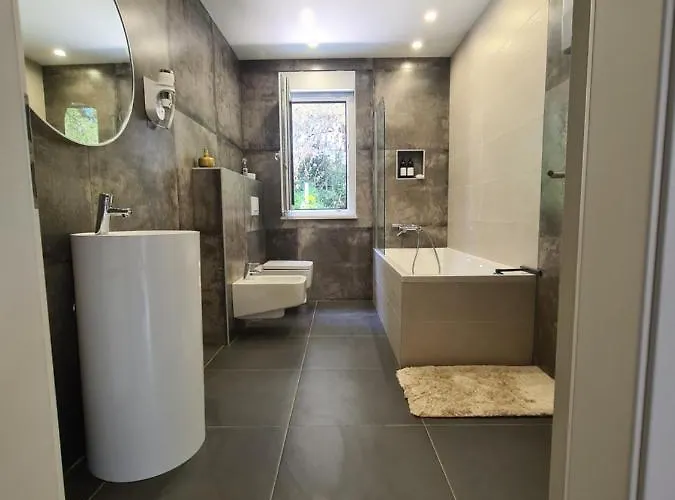 Black & White - Heated Pool *