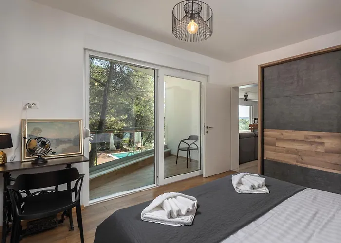 Black & White - Heated Pool Villa *