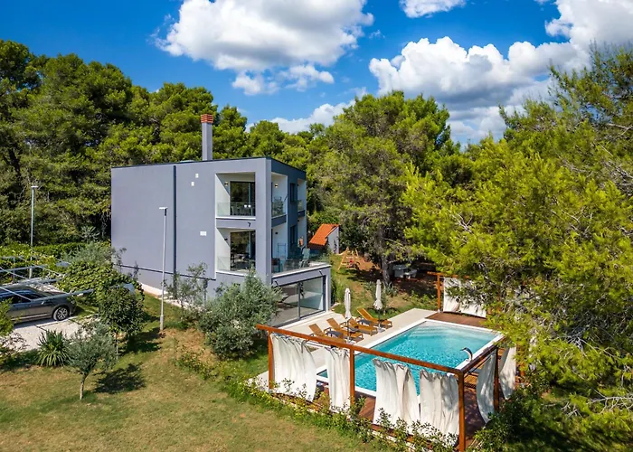Black & White - Heated Pool Villa