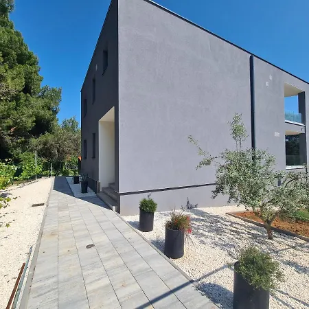 Black & White - Heated Pool *