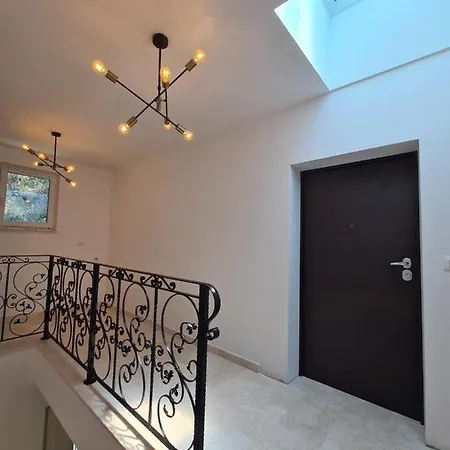 Villa Black & White