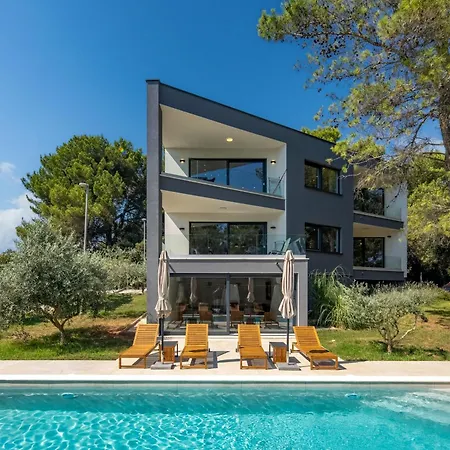 Villa Black & White