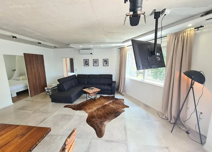 Black & White - Heated Pool * Pula