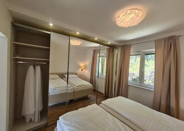 Black & White - Heated Pool Pula