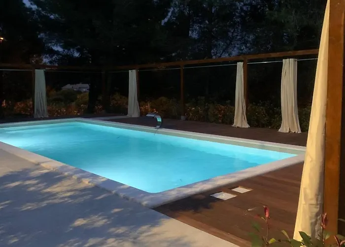 Black & White - Heated Pool *