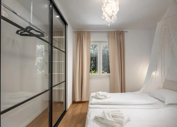 Villa Black & White - Heated Pool Pula