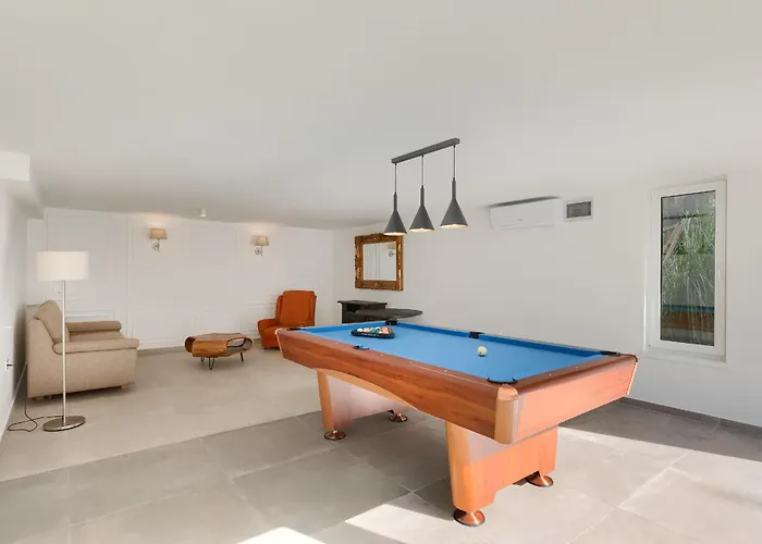 Black & White - Heated Pool Pula