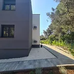 Villa Black & White - Heated Pool Pula